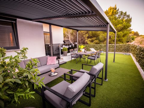 Property building, Garden, Balcony/Terrace