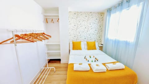 Photo of the whole room, Bedroom, Drinks, towels