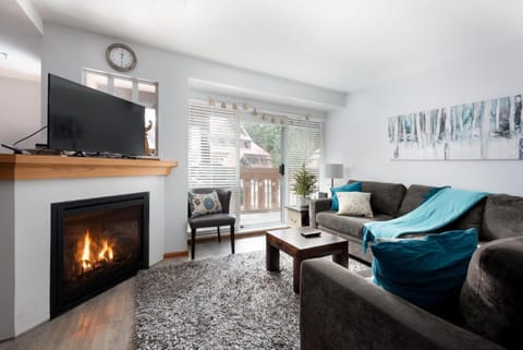 Patio, TV and multimedia, Living room, Seating area, Evening entertainment, Location, flat iron