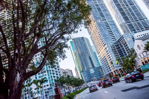 4BR APT with Bay View at Brickell, Free Parking Apartment in Brickell