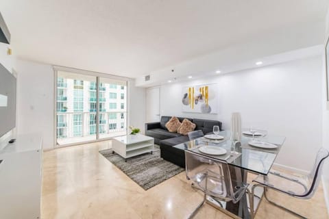 4BR APT with Bay View at Brickell, Free Parking Apartment in Brickell