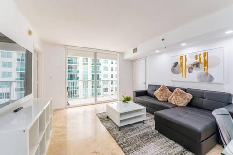 4BR APT with Bay View at Brickell, Free Parking Apartment in Brickell