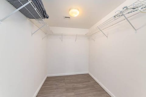 4BR APT with Bay View at Brickell, Free Parking Apartment in Brickell