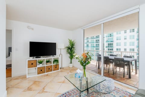 Amazing 2 BR APT at Brickell, Free Parking Apartment in Brickell