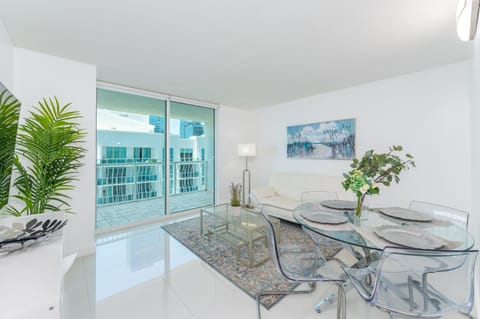 Bright and Cozy 2BR at Brickell, Free Parking Apartment in Brickell