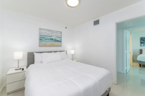 Bright and Cozy 2BR at Brickell, Free Parking Apartment in Brickell