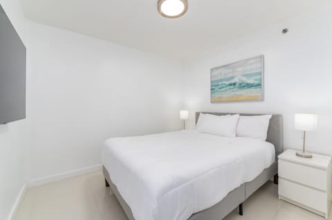 Bright and Cozy 2BR at Brickell, Free Parking Apartment in Brickell