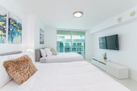 Bright and Cozy 2BR at Brickell, Free Parking Apartment in Brickell