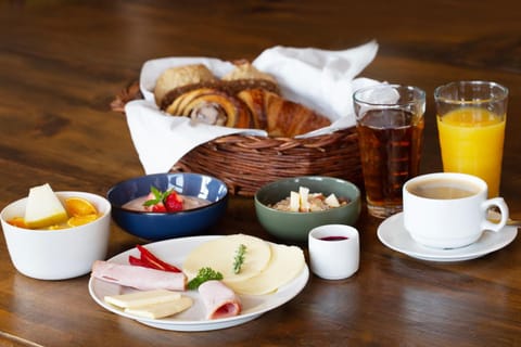 Restaurant/places to eat, Breakfast, Continental breakfast