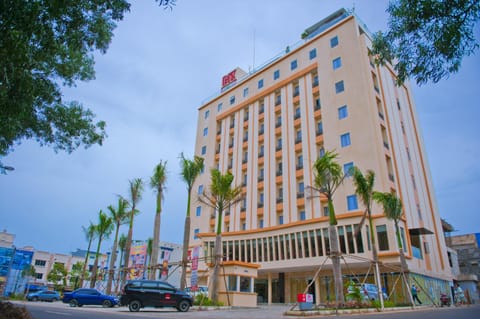 Facade/entrance, Bird's eye view