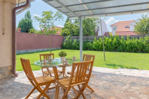 Day, Garden, Garden, Dining area