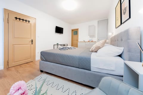 Bed, TV and multimedia, Photo of the whole room, Seating area, Bedroom
