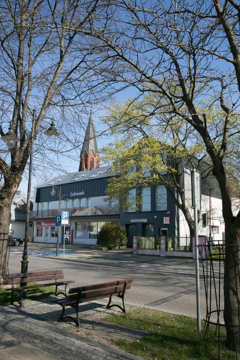 Property building, Spring, Day, Neighbourhood, Natural landscape, City view, Street view, Location