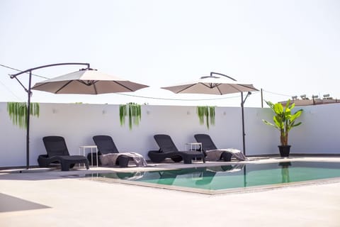 Swimming pool, sunbed