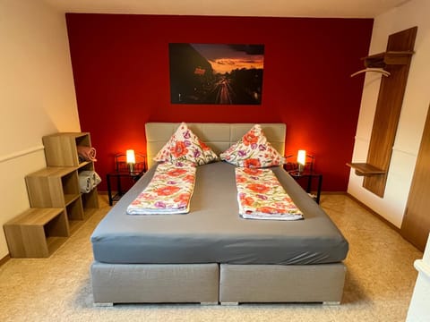 Photo of the whole room, Bedroom