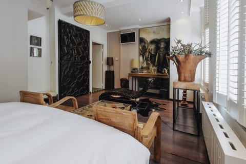 Bed, TV and multimedia, Living room, Photo of the whole room, Seating area, Bedroom