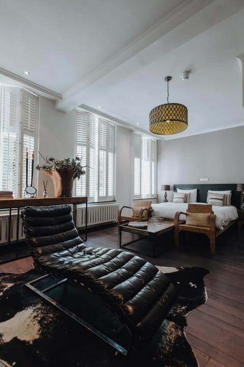 Bed, Living room, Photo of the whole room, Seating area, Bedroom