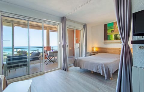 Communal lounge/ TV room, Bedroom, Sea view