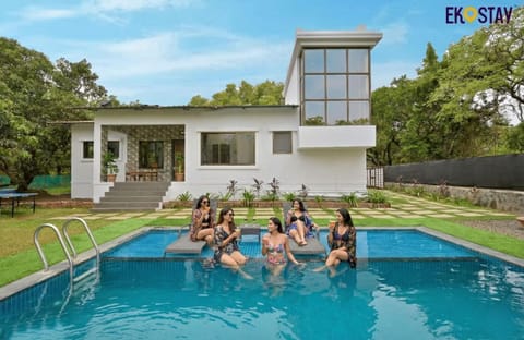 Property building, Day, Garden view, Pool view, Swimming pool, group of guests