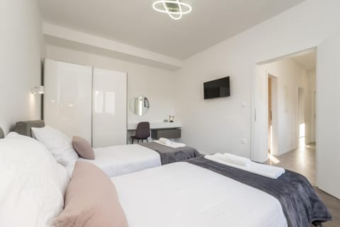 Bed, TV and multimedia, Photo of the whole room, Bedroom, towels, wardrobe