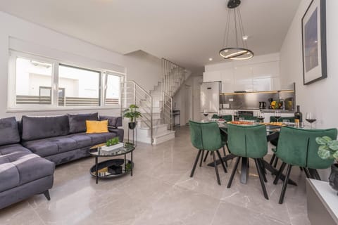 Kitchen or kitchenette, Living room, Seating area, Dining area, pet friendly