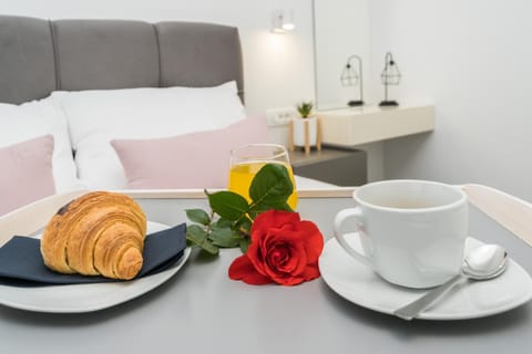 Coffee/tea facilities, Living room, Food and drinks, Seating area, Food, Breakfast