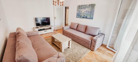 Communal lounge/ TV room, TV and multimedia, Living room, Seating area, Evening entertainment