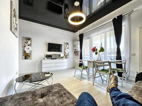 Communal lounge/ TV room, TV and multimedia, Living room, Seating area, Dining area, Evening entertainment