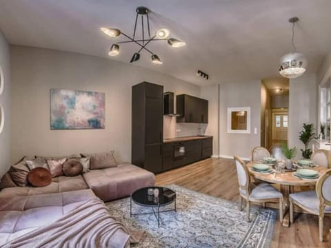 TV and multimedia, Kitchen or kitchenette, Living room, Photo of the whole room, Seating area, Dining area, oven