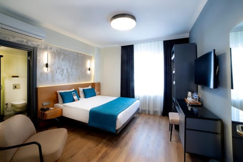 Bed, TV and multimedia, Kitchen or kitchenette, Photo of the whole room, Bedroom