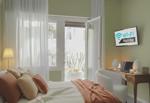 Bed, TV and multimedia, Photo of the whole room