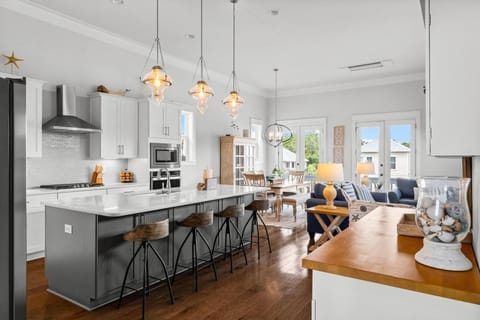 Kitchen or kitchenette, Dining area, microwave, pet friendly, stove