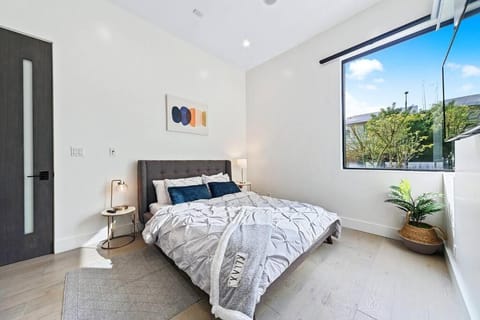 Beverly Hills LUX Villa w. Pool, Rooftop & Parking Villa in Beverly Hills