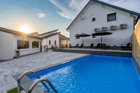 Property building, Patio, Day, Natural landscape, Pool view, Swimming pool, sunbed