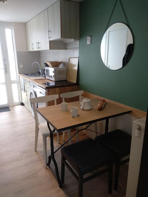 Charmant logement Guidel Plage, vue mer, piscine chauffée, avec une chambre Apartment in Ploemeur