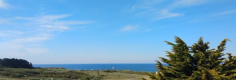 Charmant logement Guidel Plage, vue mer, piscine chauffée, avec une chambre Apartment in Ploemeur