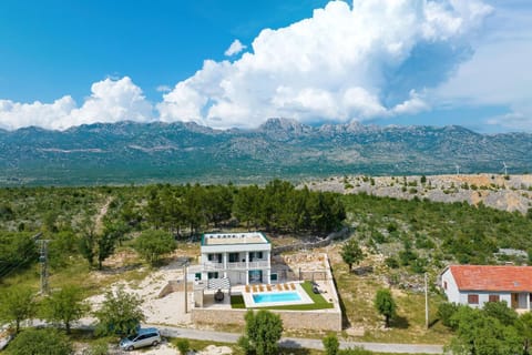 Property building, Spring, Day, Neighbourhood, Natural landscape, Bird's eye view, Mountain view, Swimming pool, Location