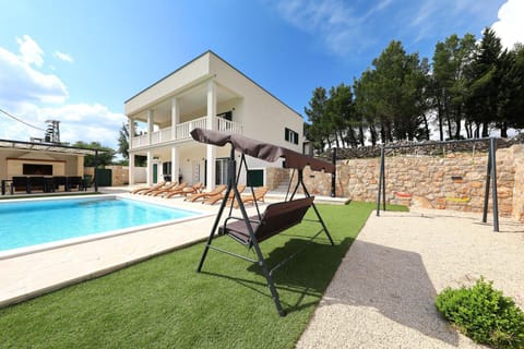 Property building, Patio, Spring, Day, Garden, Garden, Swimming pool, sunbed