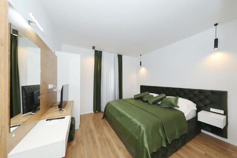 Bed, TV and multimedia, Photo of the whole room, Bedroom