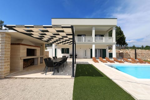 Property building, Patio, Day, Balcony/Terrace, Seating area, Swimming pool, sunbed