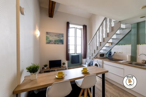 Communal lounge/ TV room, TV and multimedia, Kitchen or kitchenette, Living room, Seating area, Dining area, stove, washing machine, kitchen