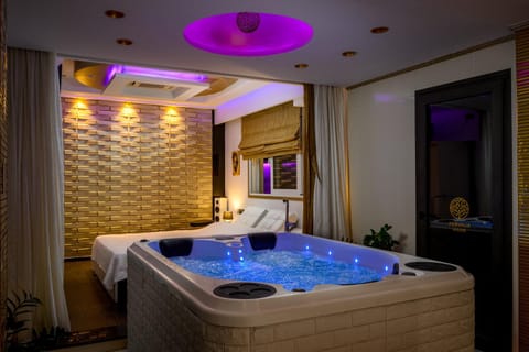 Hot Tub, Bathroom