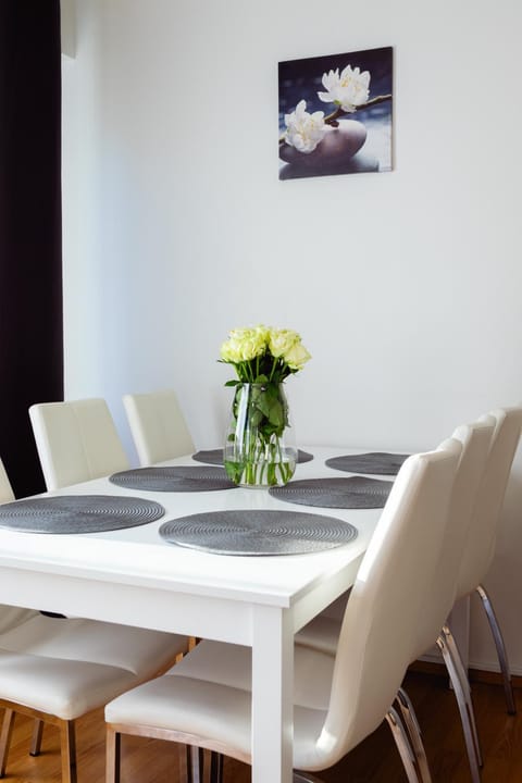 Seating area, Dining area