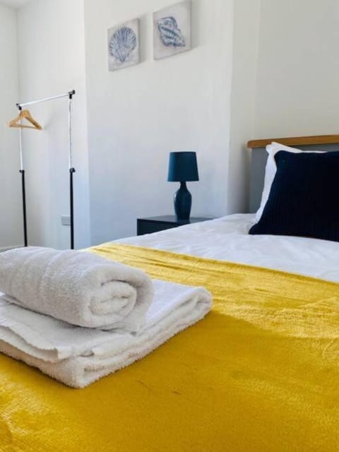 Bed, Bedroom, towels