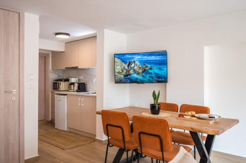 TV and multimedia, Coffee/tea facilities, Kitchen or kitchenette, Seating area, Dining area, stove