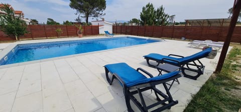 Day, Swimming pool, sunbed