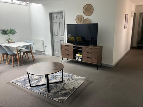 Communal lounge/ TV room, TV and multimedia, Living room, Seating area, Dining area, Evening entertainment