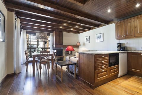 Kitchen or kitchenette, Living room, Seating area, Dining area, stove