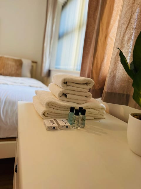 Newly renovated Lindeburgh Retreat, 2BR Apartment Apartment in Newport