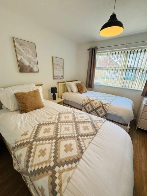 Newly renovated Lindeburgh Retreat, 2BR Apartment Apartment in Newport